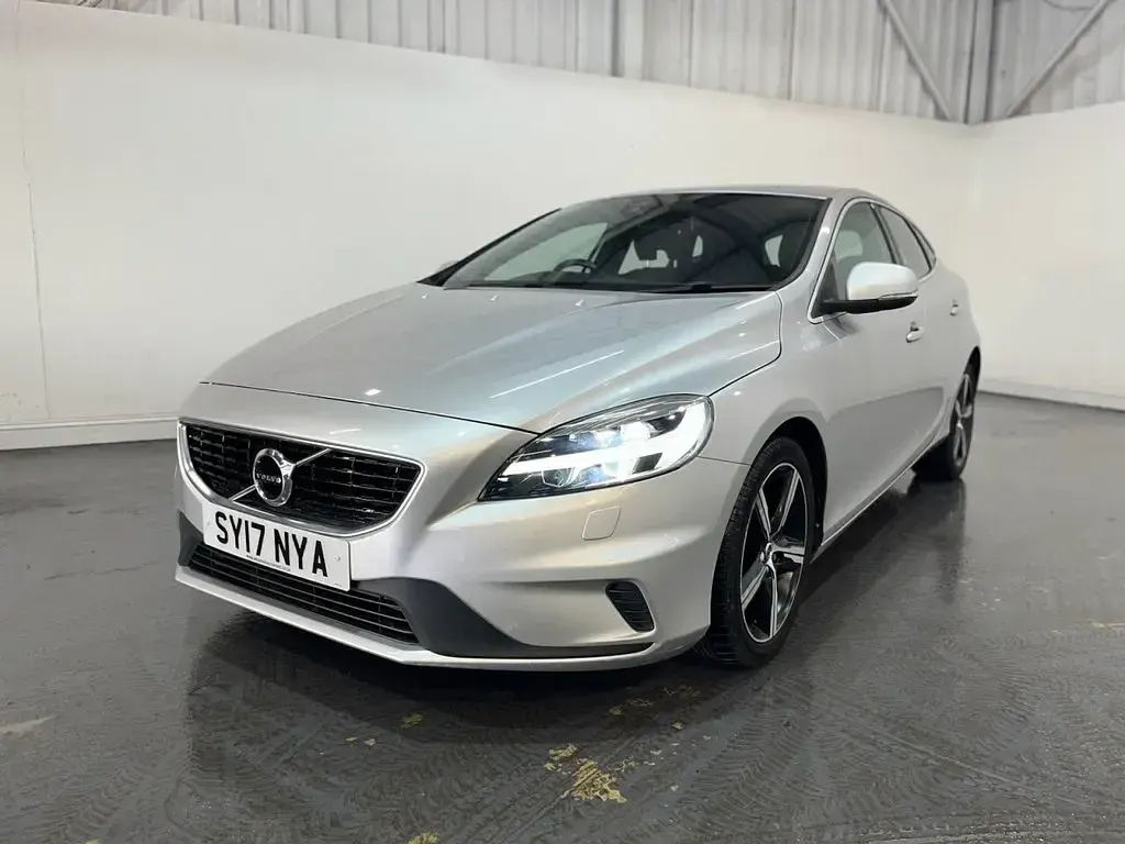 Used Volvo V40 R-Design 122 HP (89 kW) 2017 Silver Hatchback