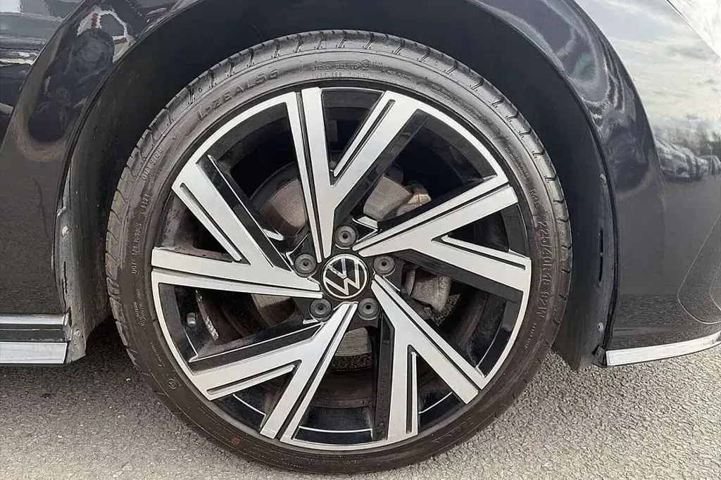 Second-hand VW Golf VIII R-line 150 CP (110 kW) 2022 Negru Hatchback