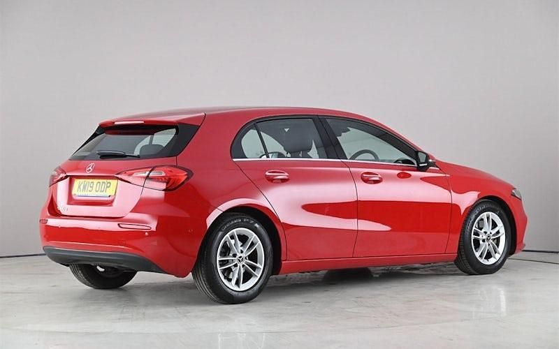Begagnad Mercedes A180 Executive 116 HK (85 kW) 2019 Röd Halvkombi
