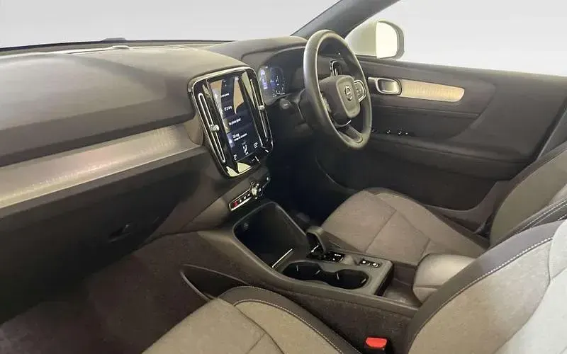 Used Volvo XC40 Inscription 211 HP (155 kW) 2021 White SUV
