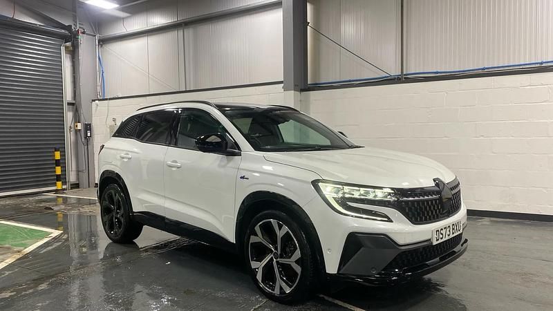White Used 2023 Renault Austral Iconic Esprit Alpine SUV | £22,998 (Good price) - Image 1/4