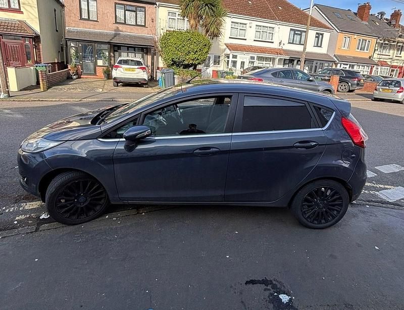 Used Ford Fiesta Titanium 125 HP (91 kW) 2013 Grey Hatchback
