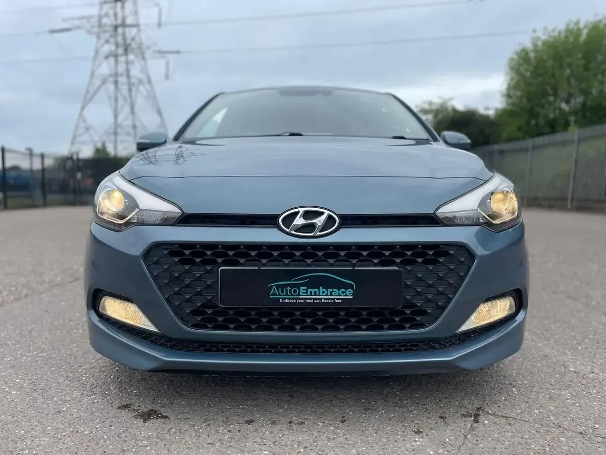Used Hyundai i20 Premium 100 HP (73 kW) 2015 Blue Hatchback