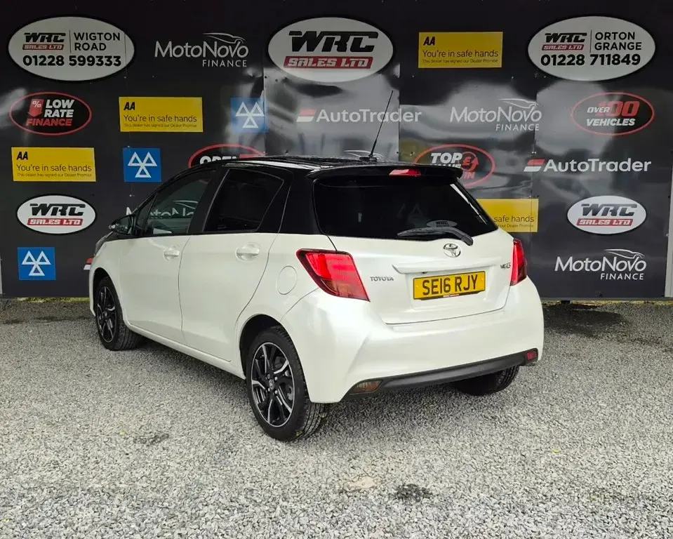 Used Toyota Yaris Design 99 HP (72 kW) 2016 White Hatchback