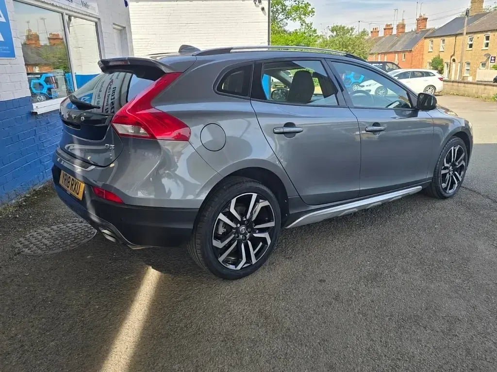 Usado Volvo V40 Plus 2018 Gris Utilitario