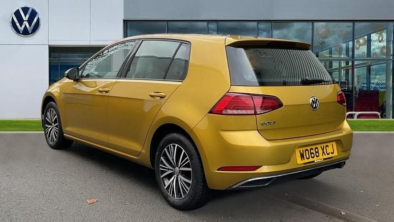 Used VW Golf VII SE 115 HP (84 kW) 2019 Turmeric yellow metallic