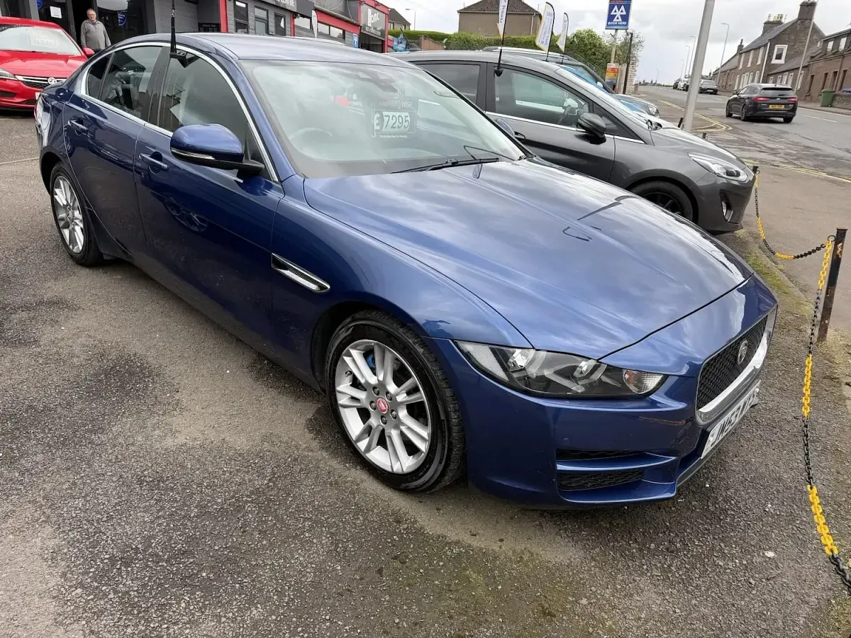 Used Jaguar XE Prestige 180 HP (132 kW) 2015 Blue Sedan