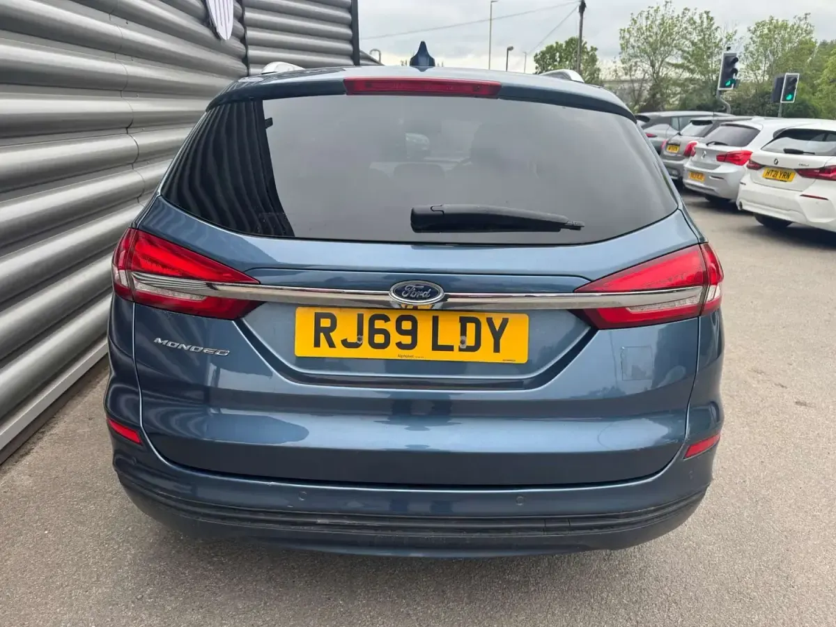 Używany Ford Mondeo Zetec 150 KM (110 kW) 2020 Niebieski Kombi