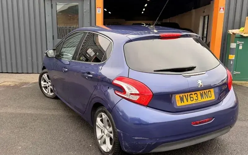 Used Peugeot 208 Allure 82 HP (60 kW) 2013 Blue Hatchback