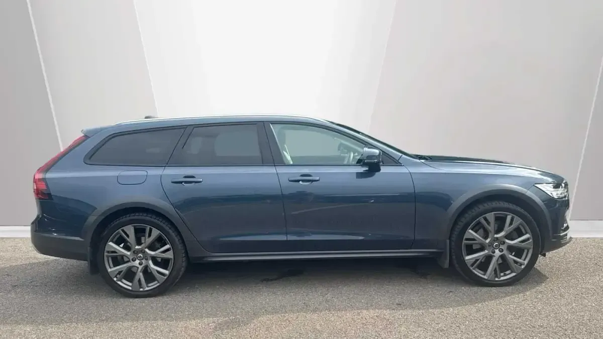 Used Volvo V90 CC 235 HP (172 kW) 2021 Blue Estate