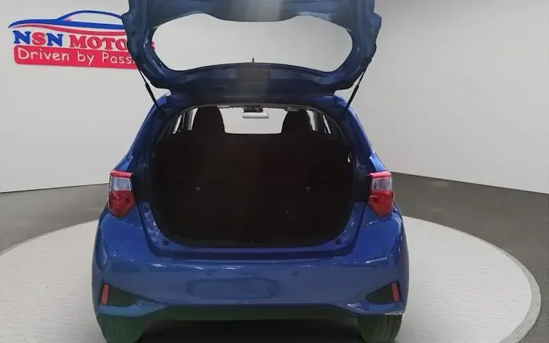 Used Toyota Yaris Active 101 HP (74 kW) 2017 Blue Hatchback