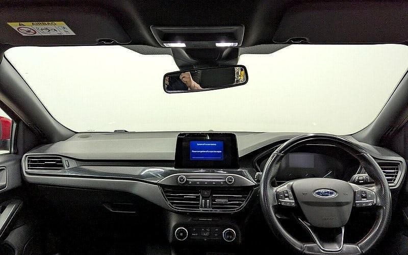 Begagnad Ford Focus ST-Line 120 HK (88 kW) 2020 Röd Halvkombi