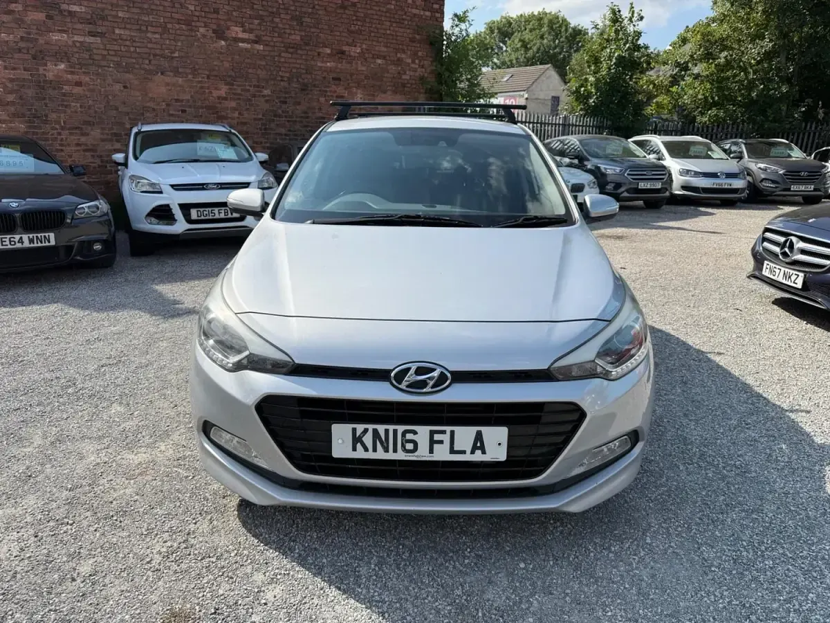 Used Hyundai i20 Premium 120 HP (88 kW) 2016 Silver Hatchback