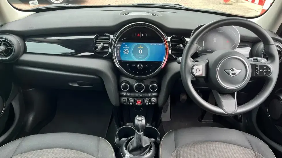 Usado Mini Cooper Classic 134 CV (98 kW) 2023 Plateado Utilitario