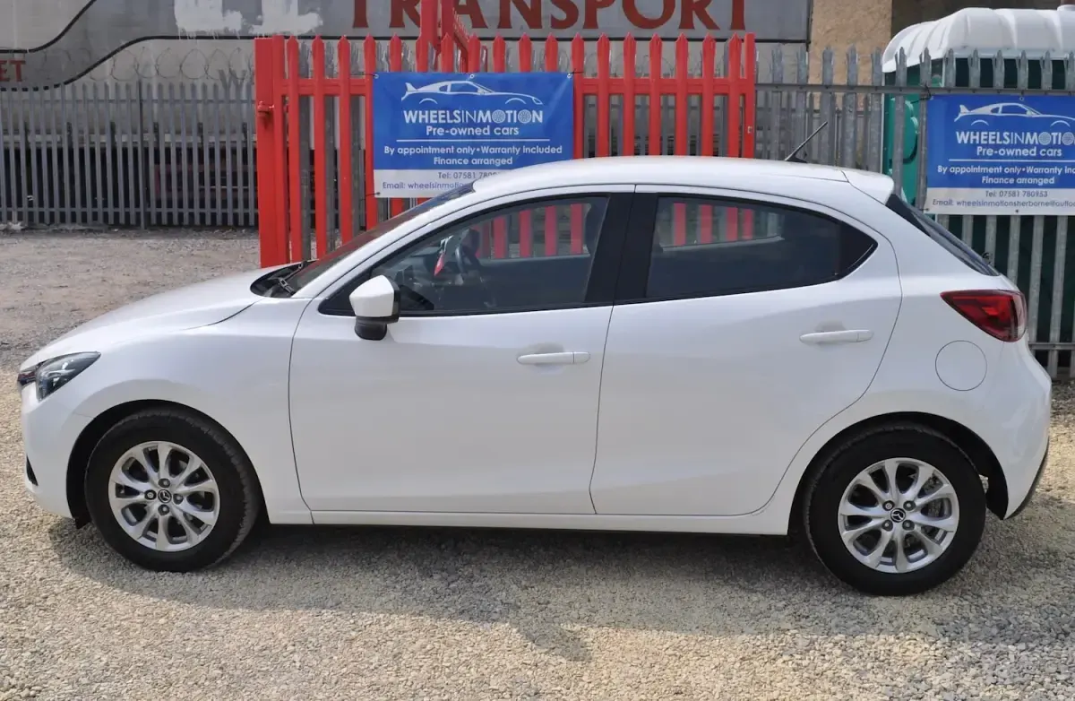 Used Mazda 2 75 HP (55 kW) 2016 White Hatchback