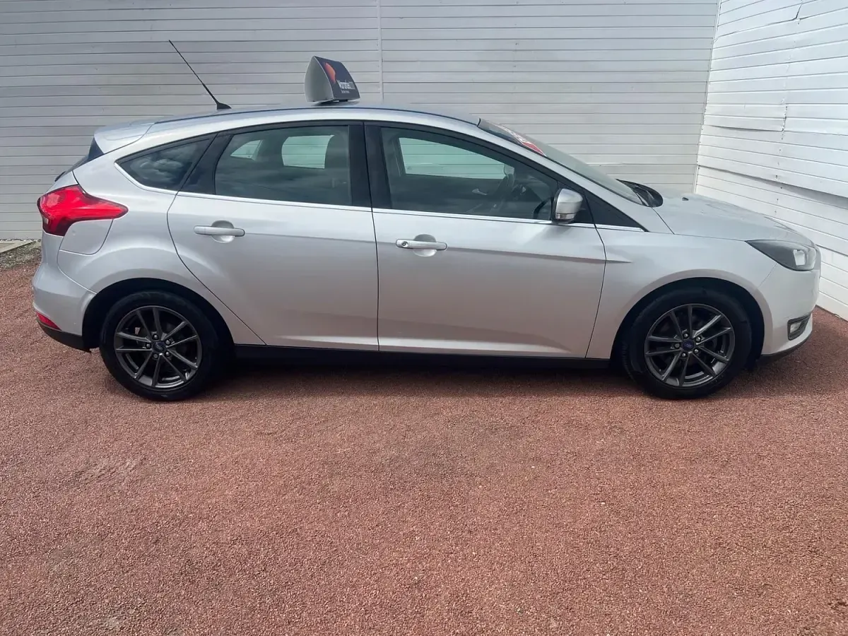 Used Ford Focus Zetec 120 HP (88 kW) 2016 Silver Hatchback