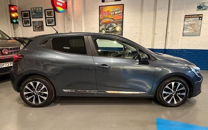 Used Renault Clio V Iconic 101 HP (74 kW) 2020 Hatchback