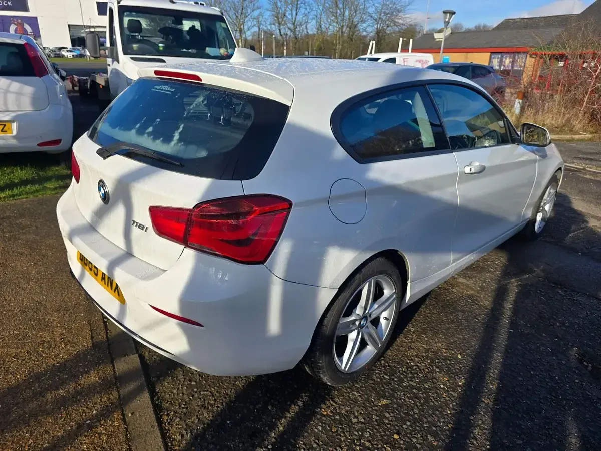 Used BMW 118 Sport Line 2015 White Hatchback