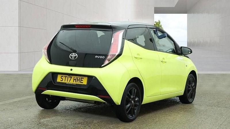 Begagnad Toyota Aygo X-cite 69 HK (50 kW) 2017 Gul Halvkombi