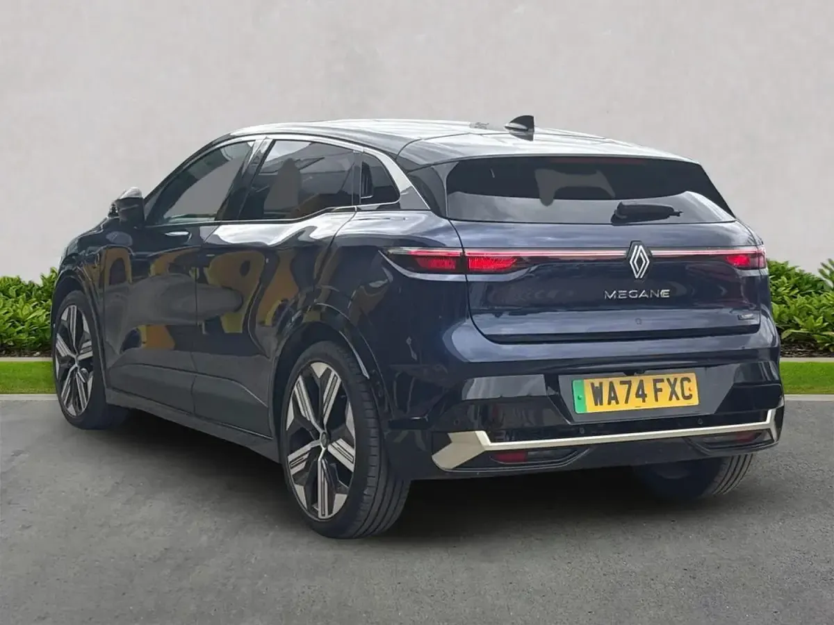 Begagnad Renault Megane E-Tech Iconic 161 kW (220 HK) 2024 Blå Halvkombi