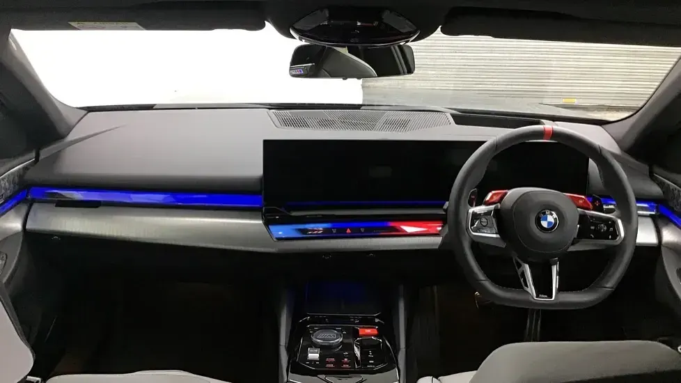 Begagnad BMW M5 Comfort Edition 717 HK (527 kW) 2025 Grå