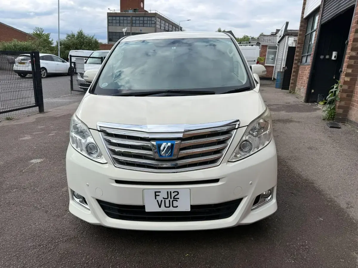 Usado Toyota Alphard 2023 Branco Monovolume