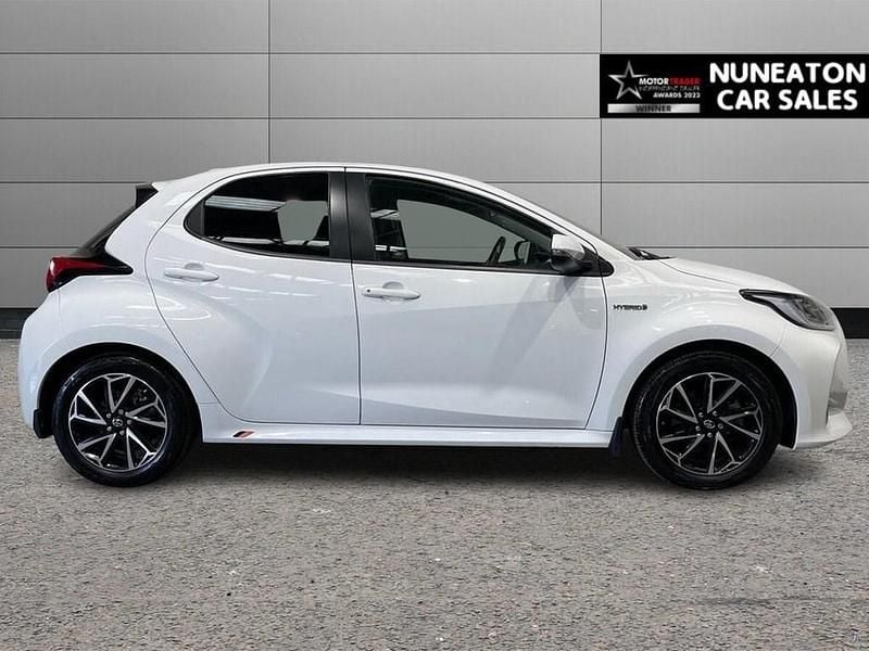 Used Toyota Yaris Hybrid Design 116 HP (85 kW) 2024 White Hatchback