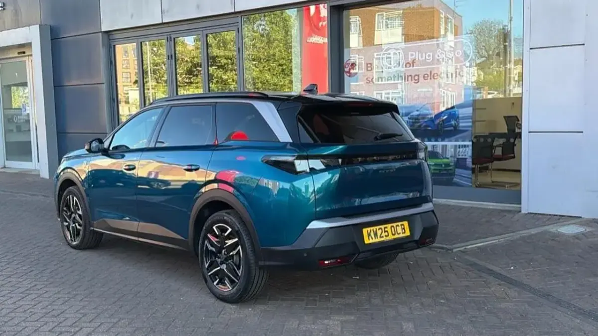 Second-hand Peugeot 5008 GT 134 CP (98 kW) 2025 Albastru SUV