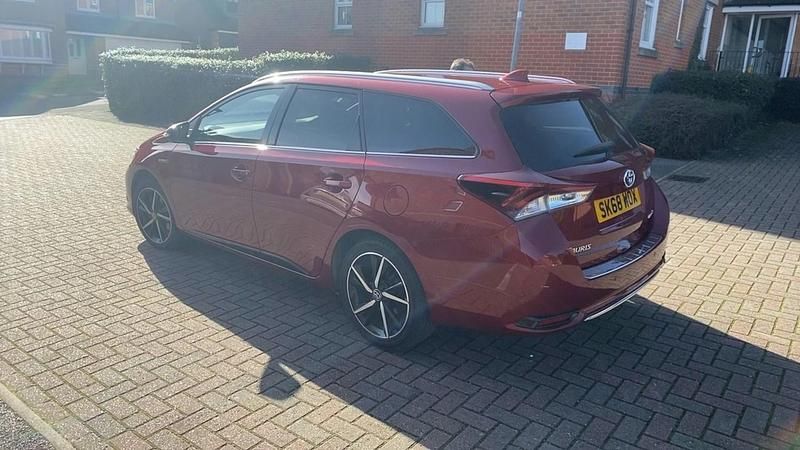 Used Toyota Auris Design 136 HP (100 kW) 2018 Red Estate