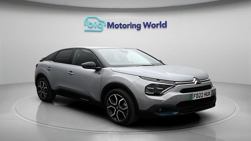 Begagnad Citroën e-C4 Shine 100 kW (136 HK) 2022 Grå Halvkombi