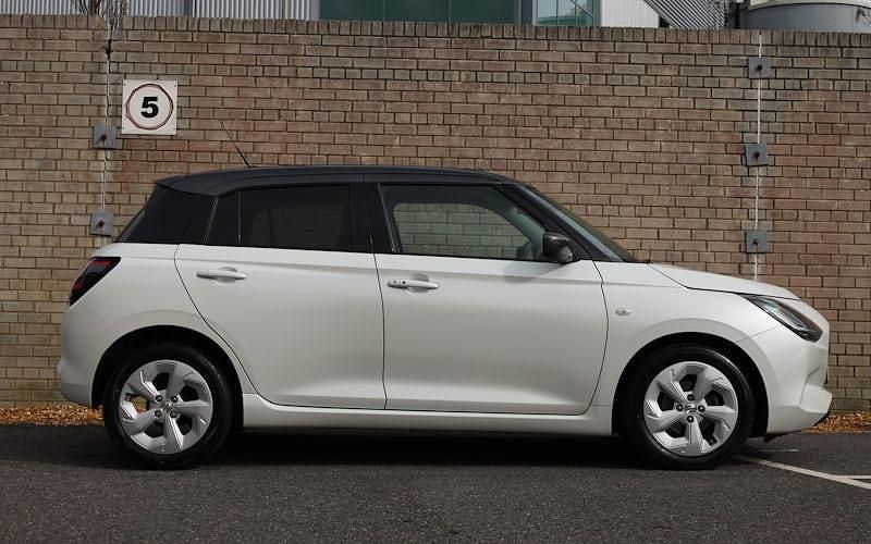 Used Suzuki Swift 82 HP (60 kW) 2025 Pure white/mineral grey Hatchback