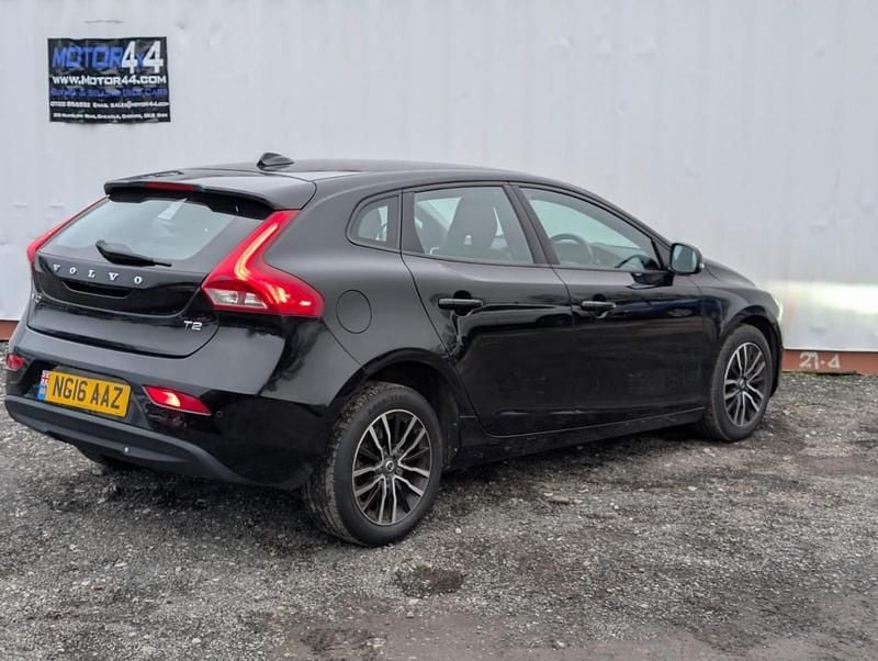 Used Volvo V40 Momentum 122 HP (89 kW) 2016 Black Hatchback