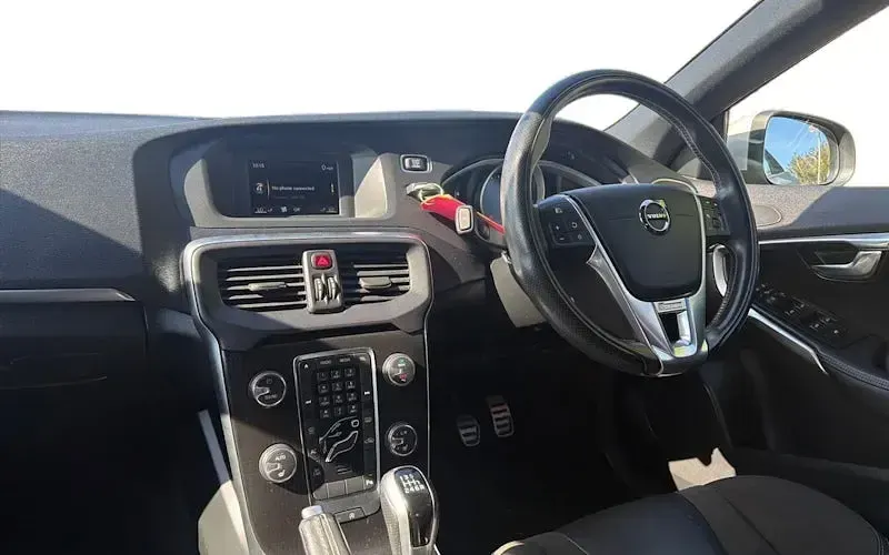 Used Volvo V40 R-Design 122 HP (89 kW) 2019 Hatchback