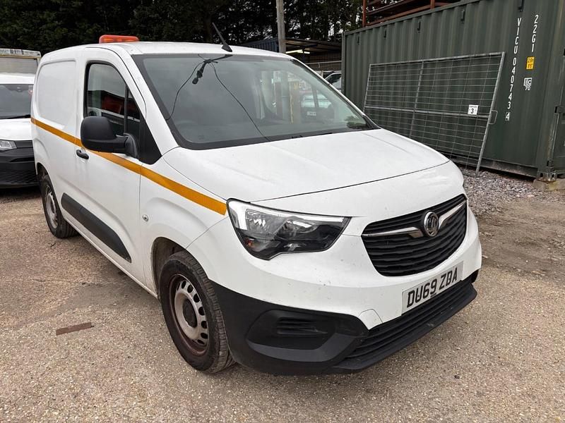 White Used 2019 Vauxhall Combo Edition MPV | £6,495 (Good price) - Image 1/4