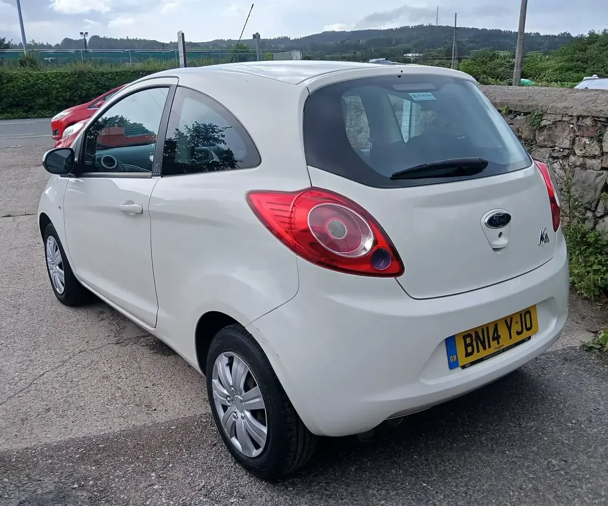 Used Ford Ka 69 HP (50 kW) 2014 White Hatchback