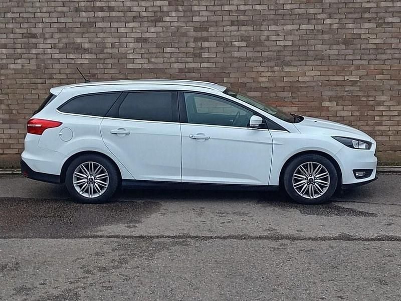 Used Ford Focus Zetec 120 HP (88 kW) 2018 White Estate