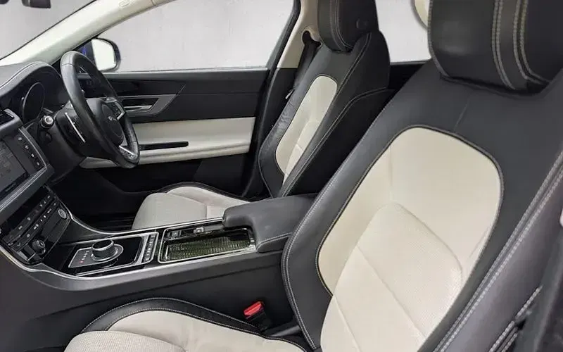 Second-hand Jaguar XF R-Sport 241 CP (177 kW) 2018 Albastru Berlinǎ