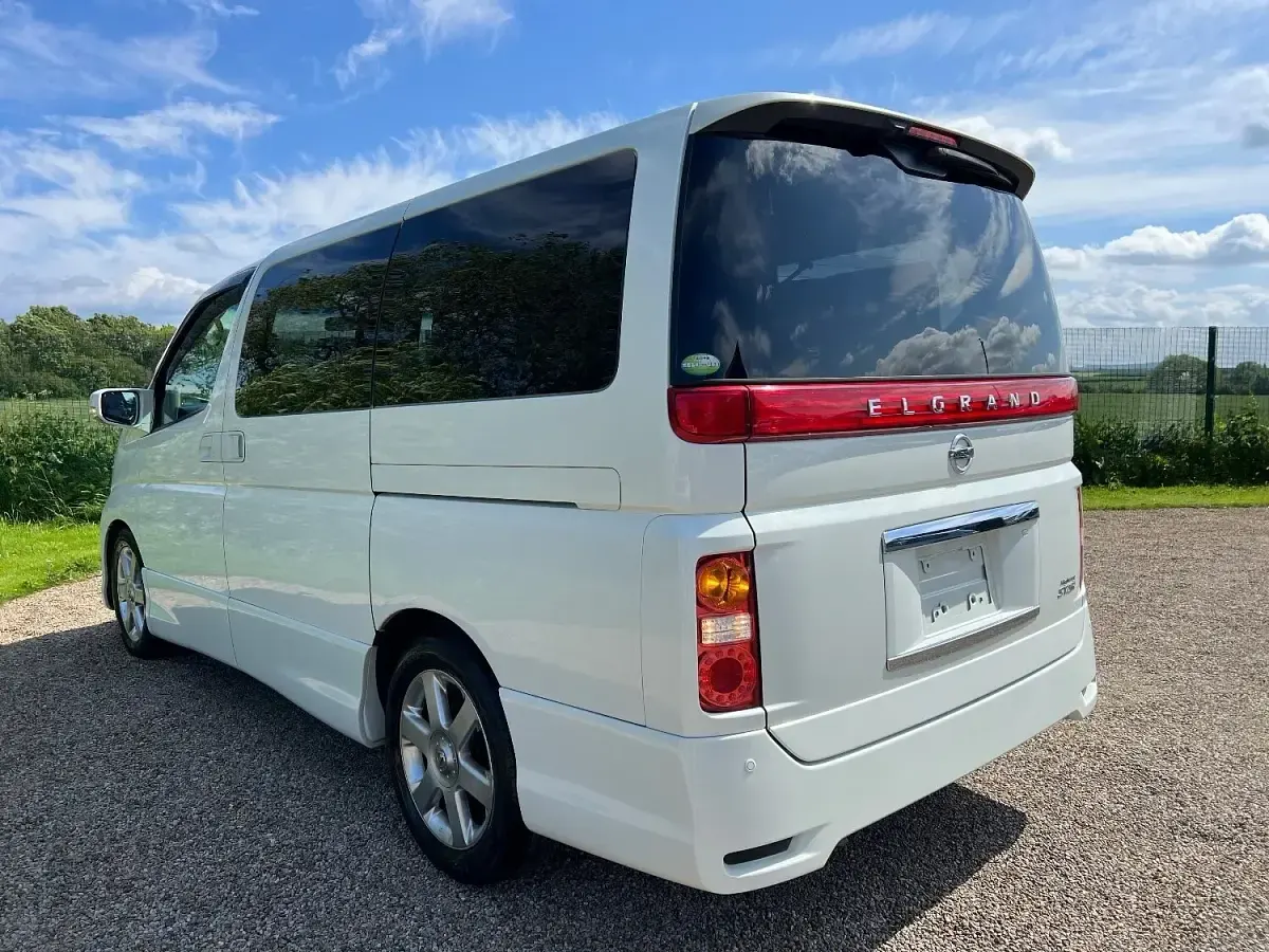 Used Nissan Elgrand 2009 White MPV
