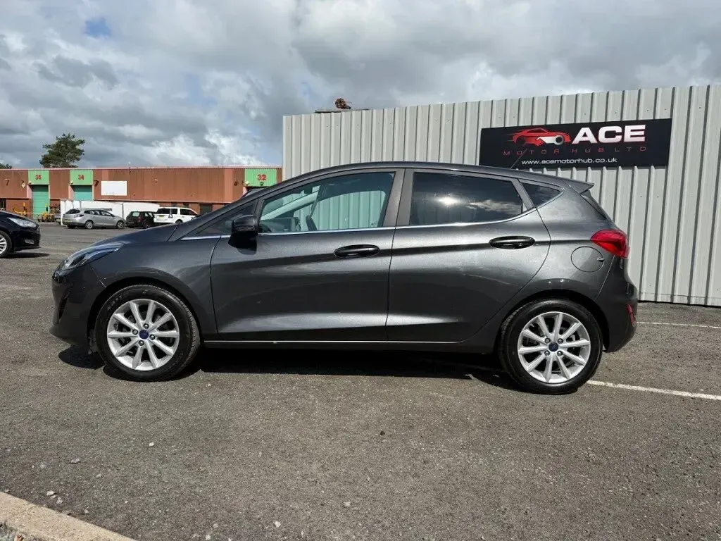 Used Ford Fiesta Titanium 125 HP (91 kW) 2017 Grey Hatchback
