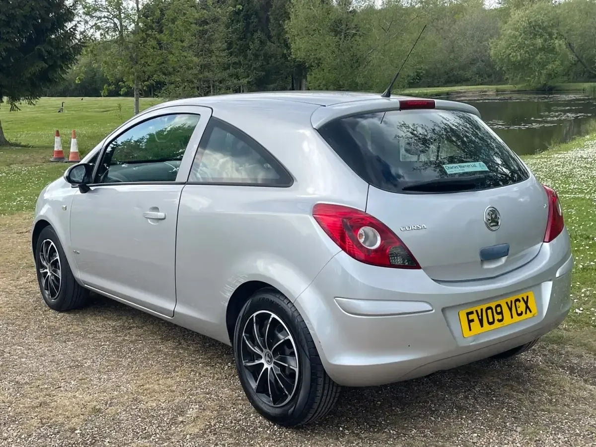 Second-hand Vauxhall Corsa Club 89 CP (65 kW) 2009 Argintiu Hatchback