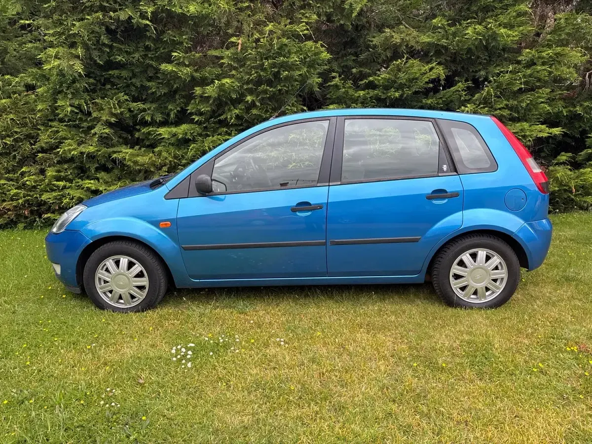 Used Ford Fiesta Ghia 68 HP (50 kW) 2003 Blue Hatchback