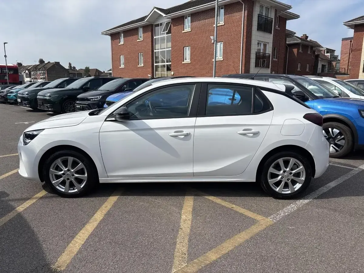 Used Vauxhall Corsa Design Edition 74 HP (54 kW) 2022 White Hatchback