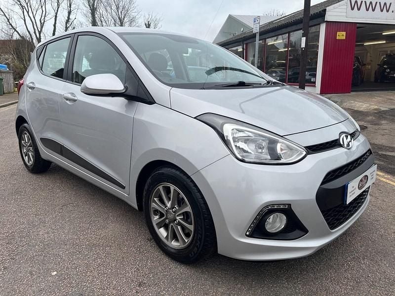 Used Hyundai i10 Premium 87 HP (63 kW) 2015 Silver Hatchback