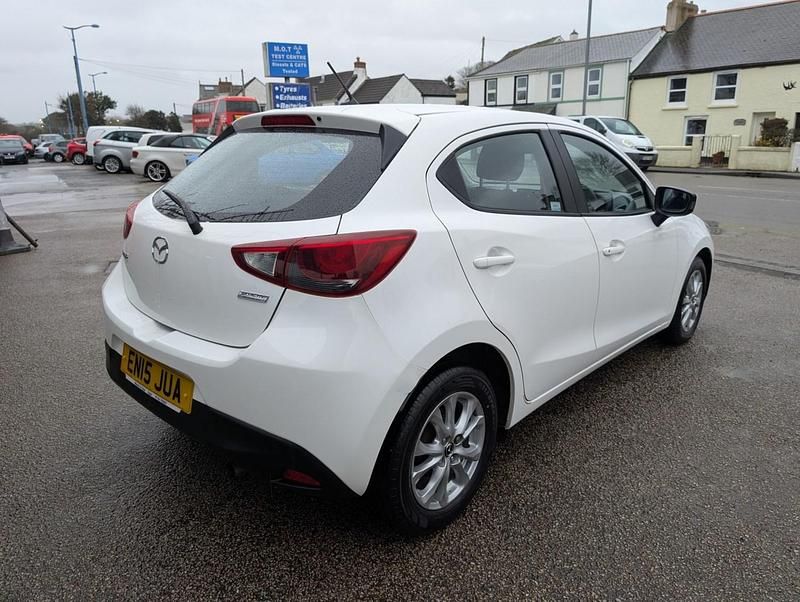 Used Mazda 2 2015 White Hatchback