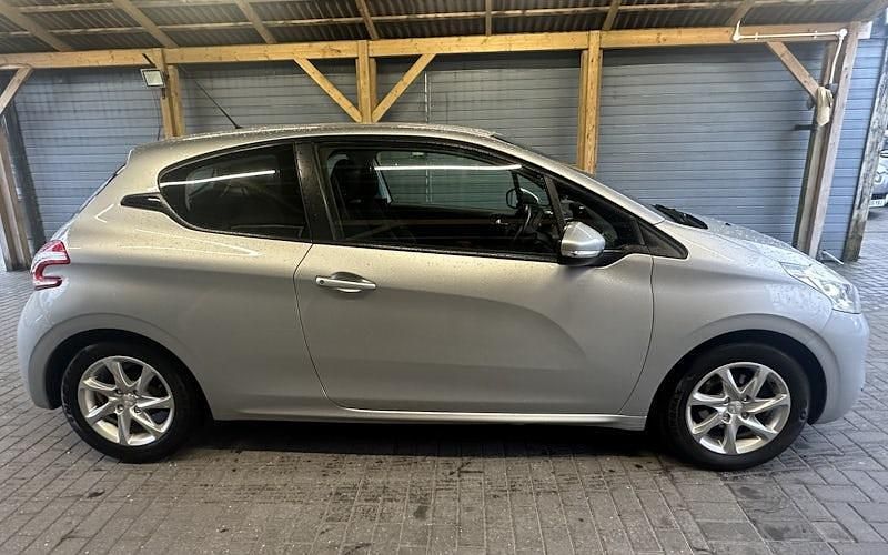 Used Peugeot 208 Active 82 HP (60 kW) 2014 Hatchback