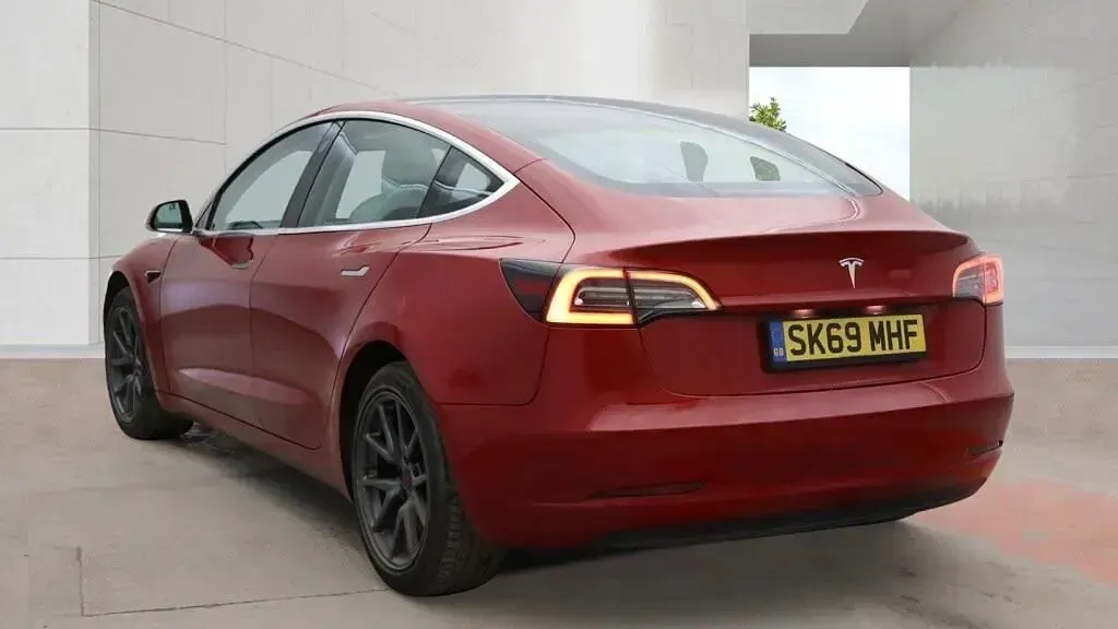 Usado Tesla Model 3 Standard Range 239 kW (325 HP) 2019 Vermelho Sedan