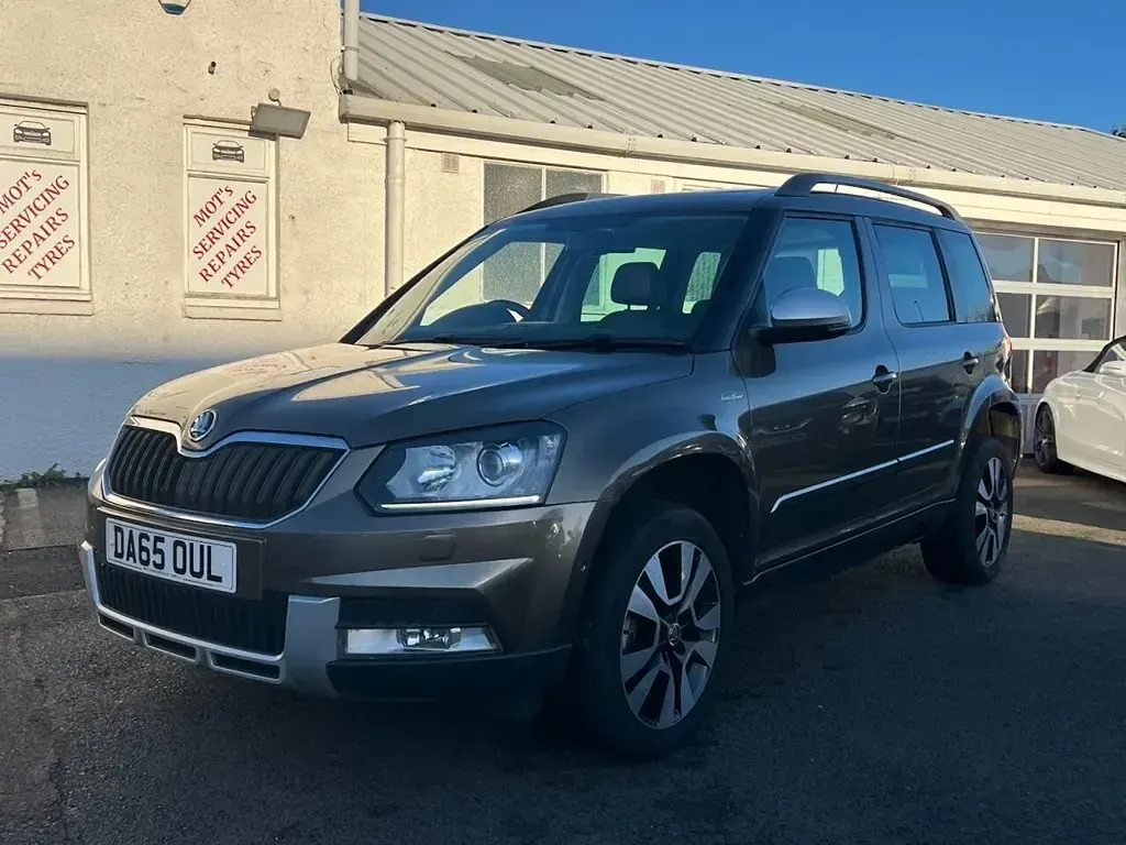Used Skoda Yeti LAURIN & KLEMENT 150 HP (110 kW) 2015 Brown SUV