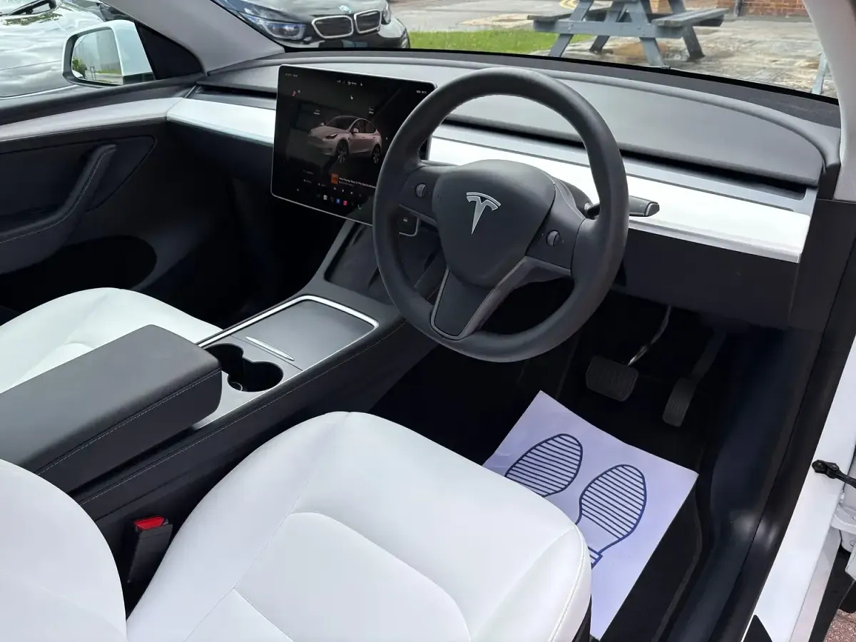 Used Tesla Model Y Long Range AWD 378 kW (514 HP) 2022 White SUV