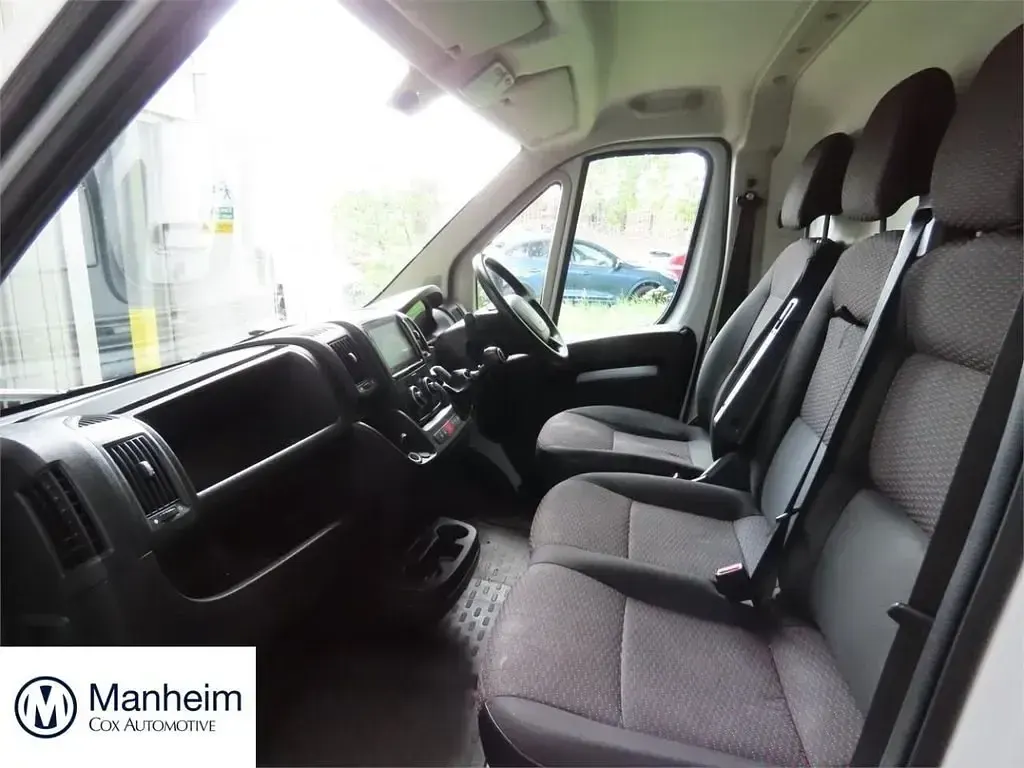 Used Peugeot Boxer Premium 140 HP (102 kW) 2023 White Van