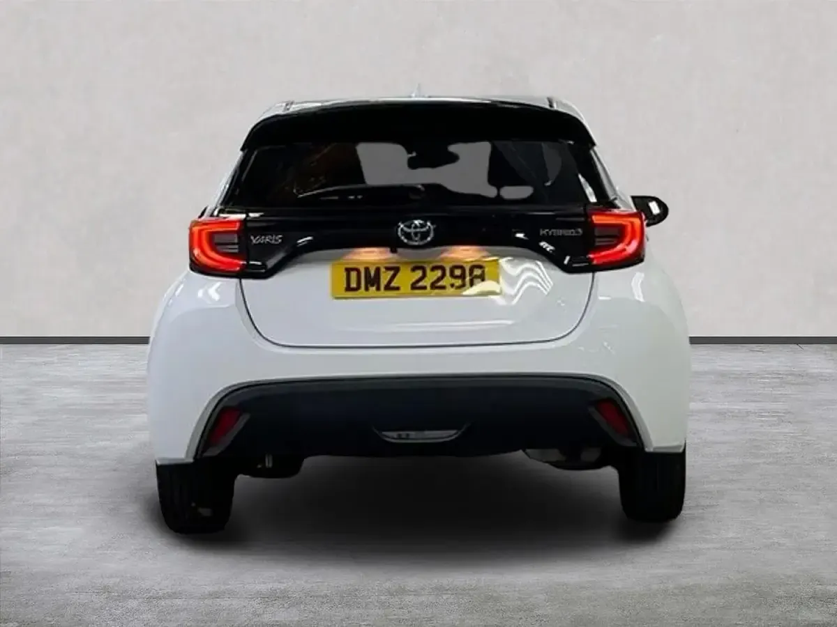 Used Toyota Yaris Design 116 HP (85 kW) 2024 White Hatchback
